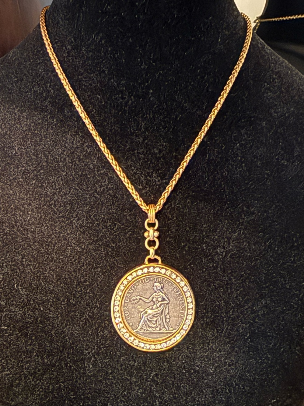 Gold-Tone Medallion Pendant Necklace. Classic Women’s Jewelry.